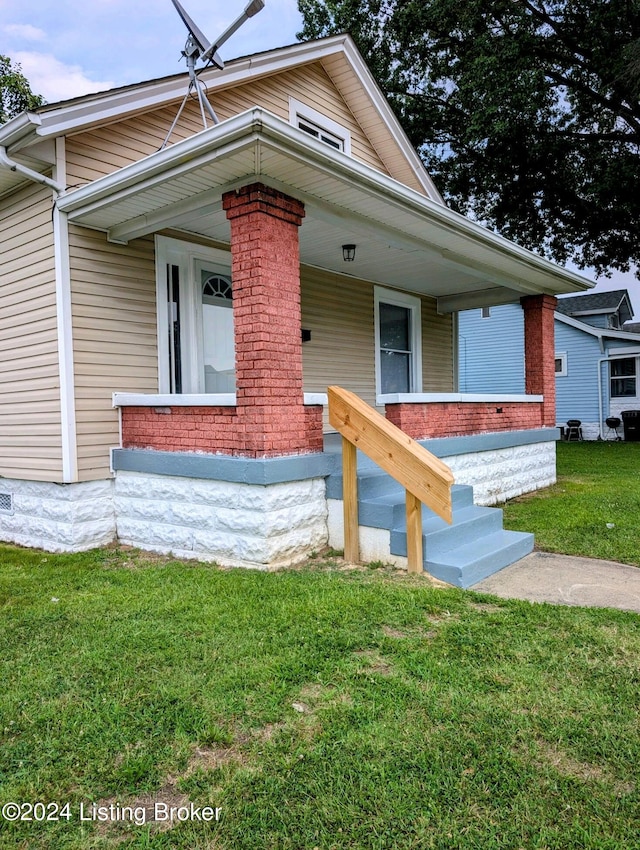 view of front facade featuring a porch and a front yard