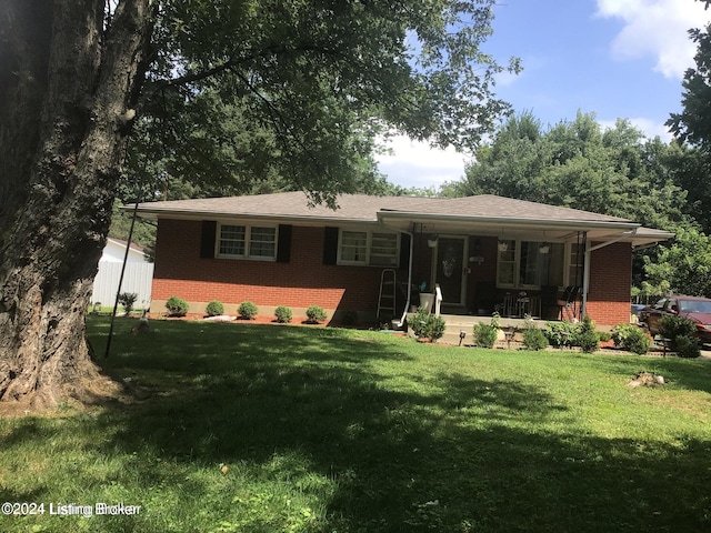 view of front of home featuring a front yard