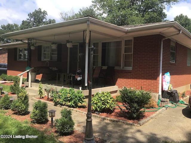 view of front of property featuring a porch