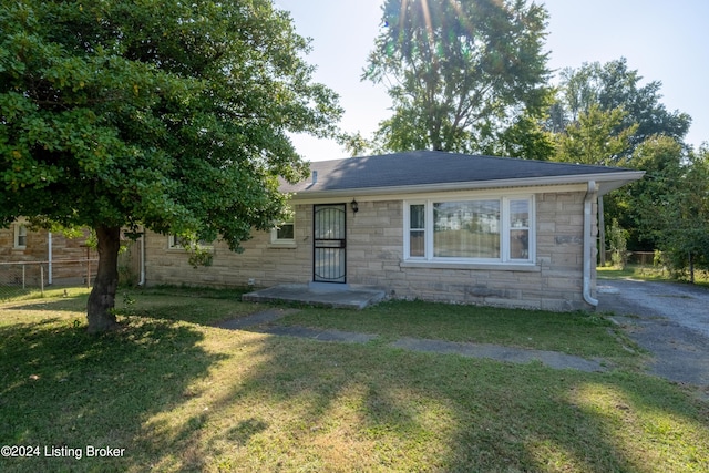 view of front facade featuring a front lawn