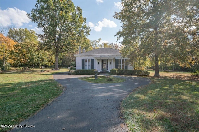 view of front of property with a front yard