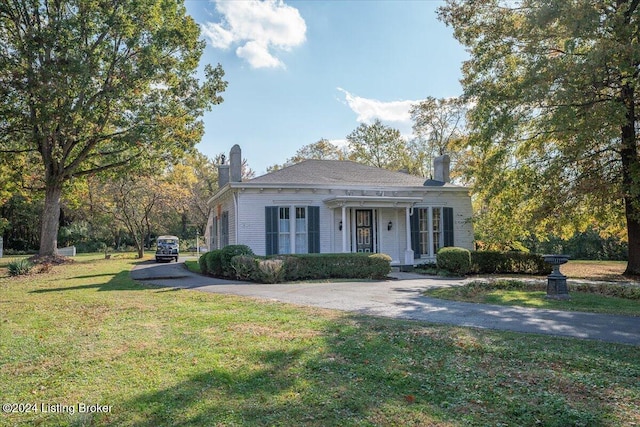 view of front of home with a front yard