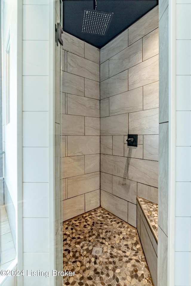 bathroom featuring tiled shower