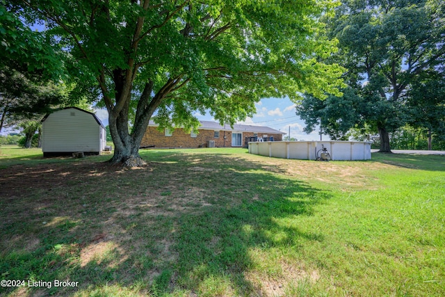 view of yard with a storage unit