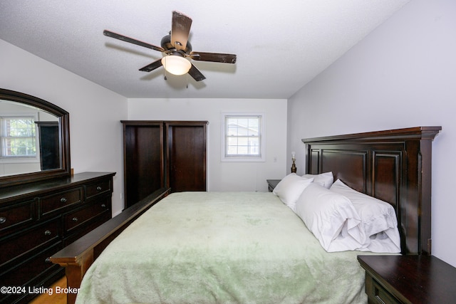 bedroom featuring ceiling fan and a textured ceiling