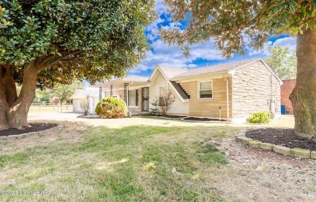 view of front of house featuring a front lawn