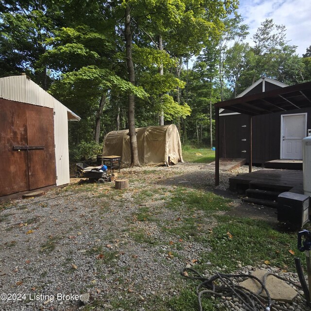 view of yard featuring a shed