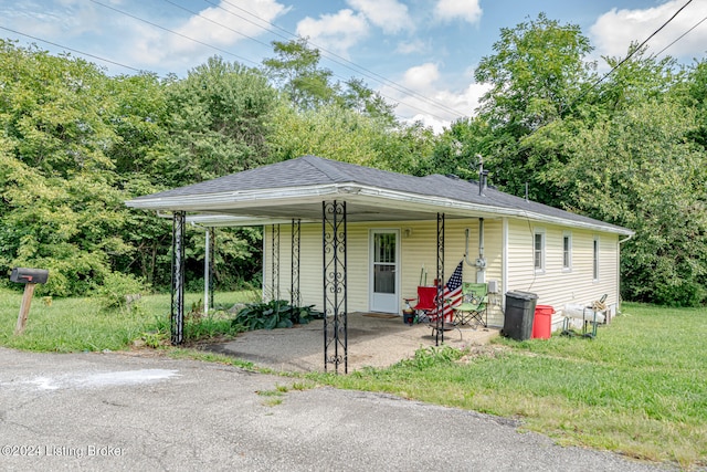 view of front facade featuring a porch and a front lawn