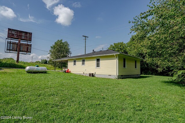 back of house featuring a lawn