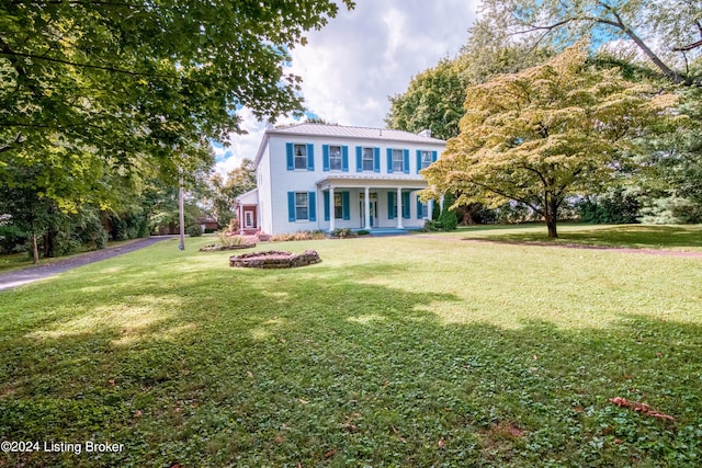 view of front of home featuring a front yard