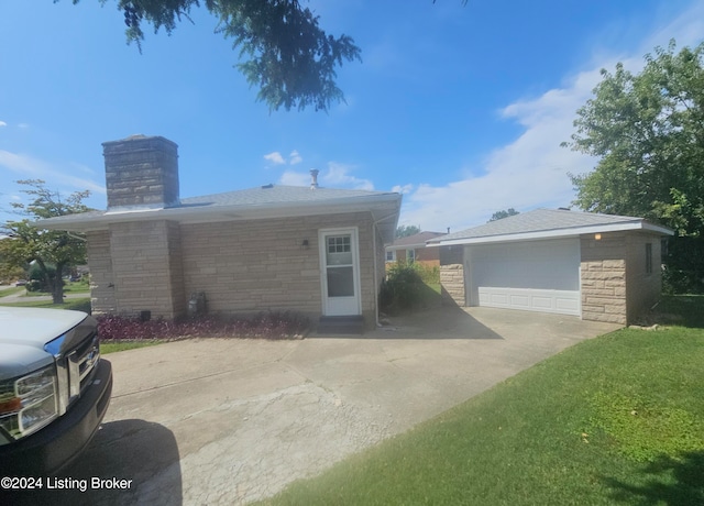 view of front facade featuring a front yard and a garage