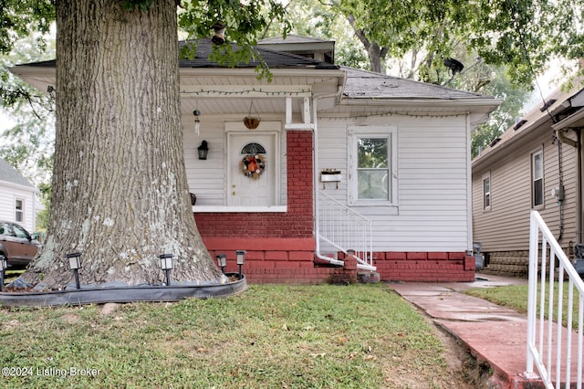 view of front of home with a front lawn