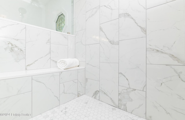 bathroom featuring tiled shower