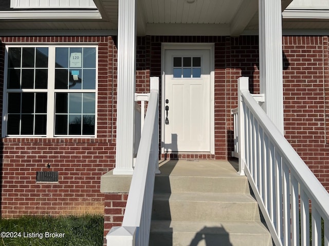 entrance to property featuring covered porch