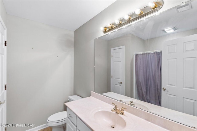 full bathroom with curtained shower, visible vents, toilet, vanity, and baseboards