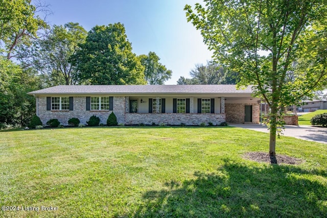 single story home with a front lawn