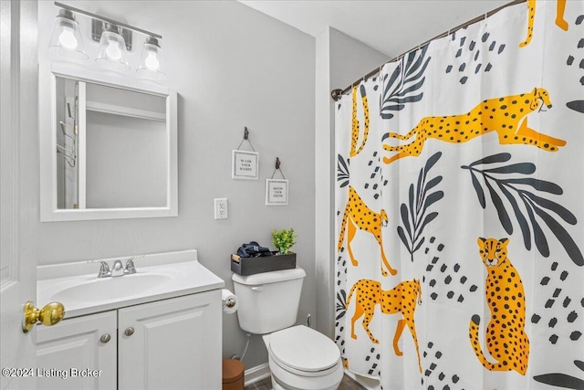 bathroom with a shower with shower curtain, vanity, and toilet