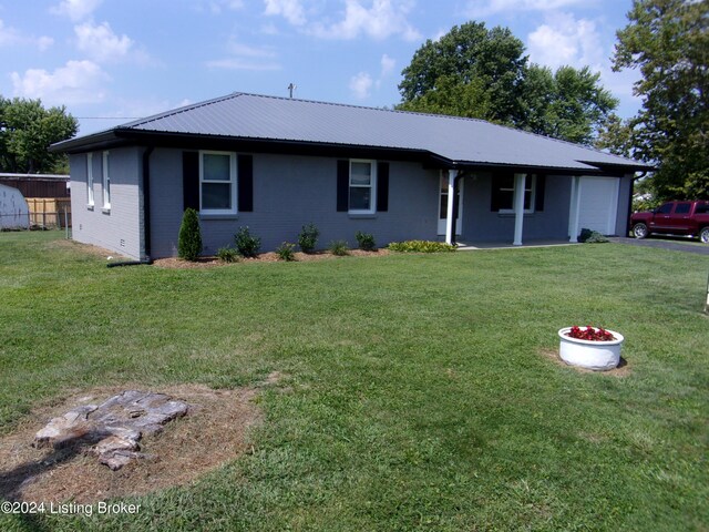 single story home with a front yard