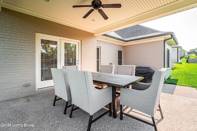 view of patio featuring ceiling fan and outdoor dining space