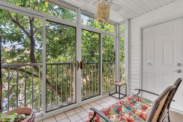 sunroom featuring ceiling fan