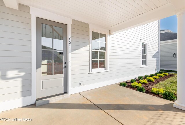 entrance to property featuring covered porch