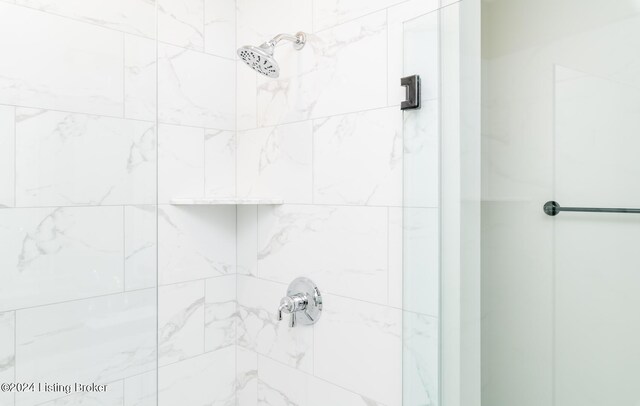 bathroom featuring tiled shower