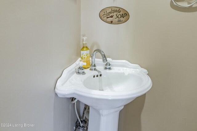 bathroom featuring sink