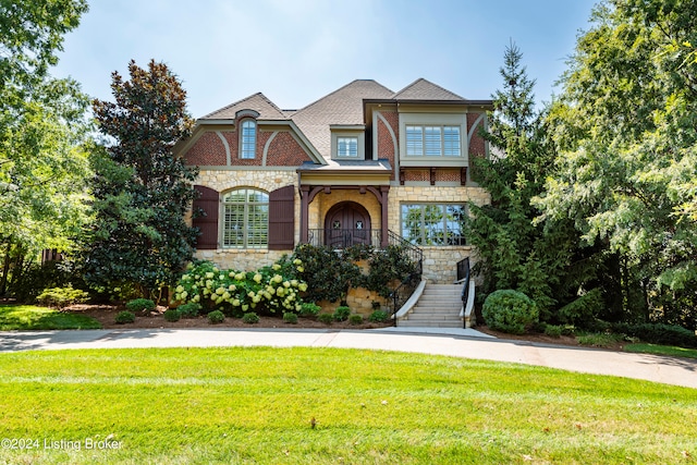 view of front of property featuring a front lawn