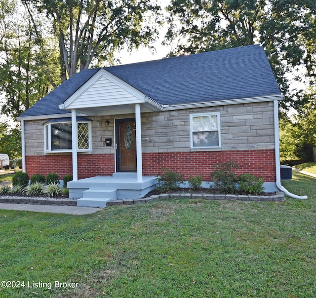 view of front of house featuring a front lawn