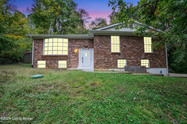 view of front facade featuring a yard