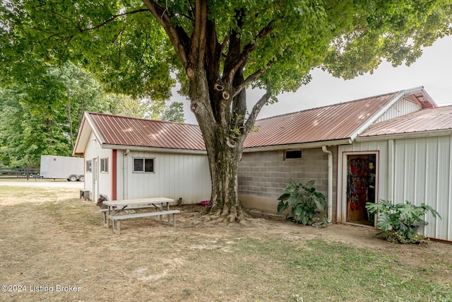 4626 Glen Rose Rd, Louisville, KY 40229 - single story home featuring metal roof