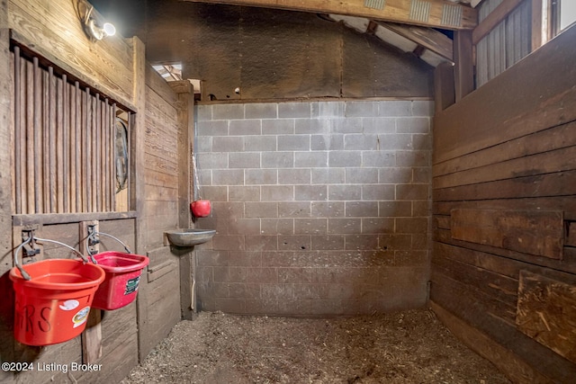 4626 Glen Rose Rd, Louisville, KY 40229 - bathroom featuring concrete block wall