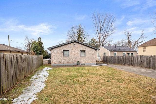 back of house featuring a yard