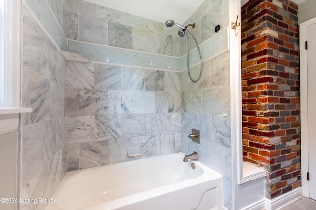 bathroom featuring tiled shower / bath