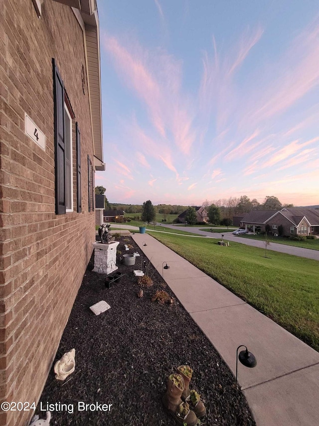 view of yard at dusk