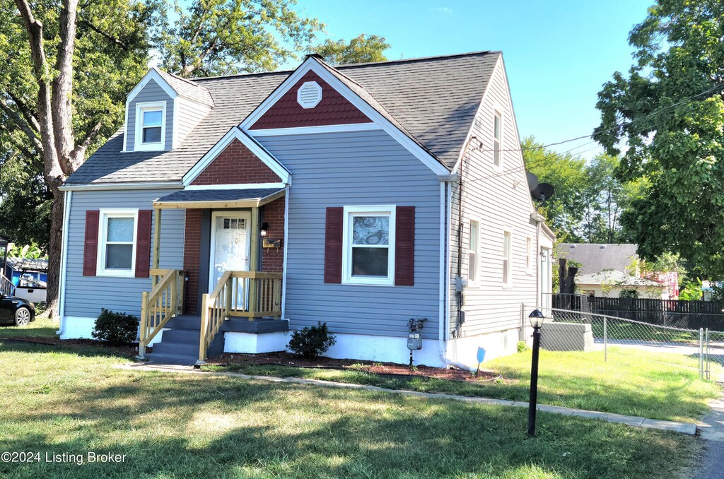 view of front of home featuring a front lawn