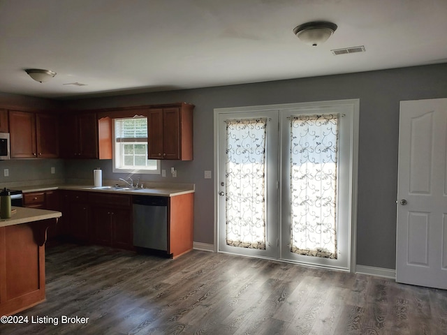 kitchen with dark wood finished floors, light countertops, visible vents, appliances with stainless steel finishes, and a sink