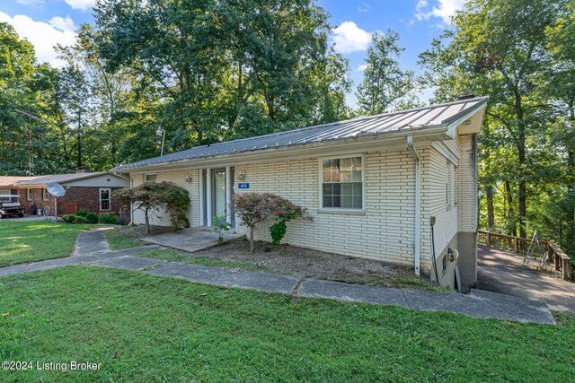 ranch-style home featuring a front lawn