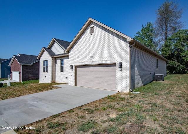 view of front facade featuring a garage, central AC, and a front yard