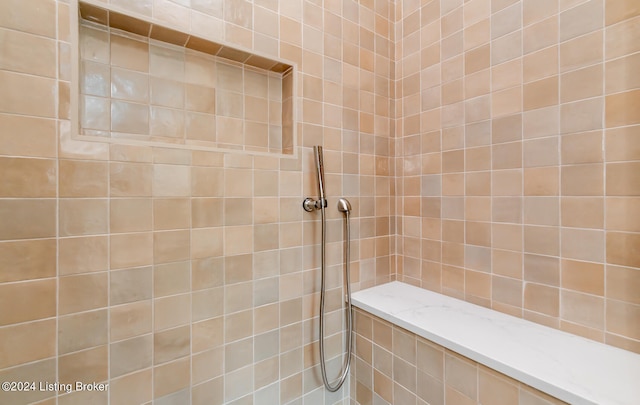 bathroom featuring a tile shower