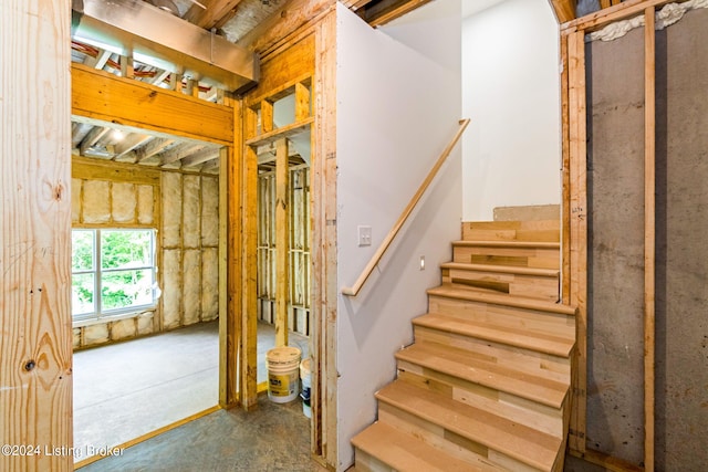 staircase featuring concrete flooring