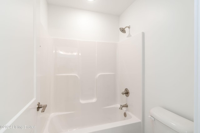 bathroom with toilet and washtub / shower combination