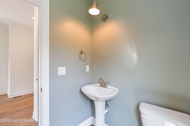 6715 Hypoint Ridge Rd, Crestwood, KY 40014 - bathroom featuring toilet, wood finished floors, baseboards, and visible vents