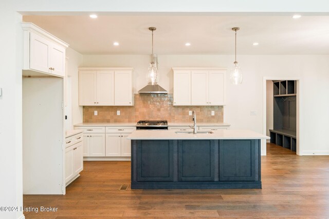 6715 Hypoint Ridge Rd, Crestwood, KY 40014 - kitchen with gas stove, light countertops, a sink, and wood finished floors