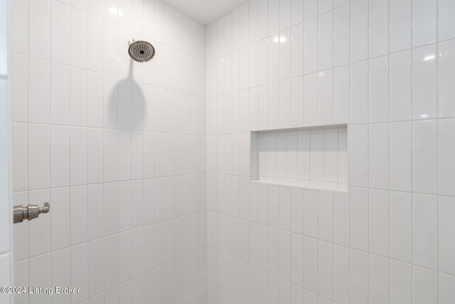 bathroom featuring a tile shower