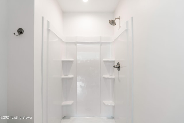 6715 Hypoint Ridge Rd, Crestwood, KY 40014 - bathroom with a shower