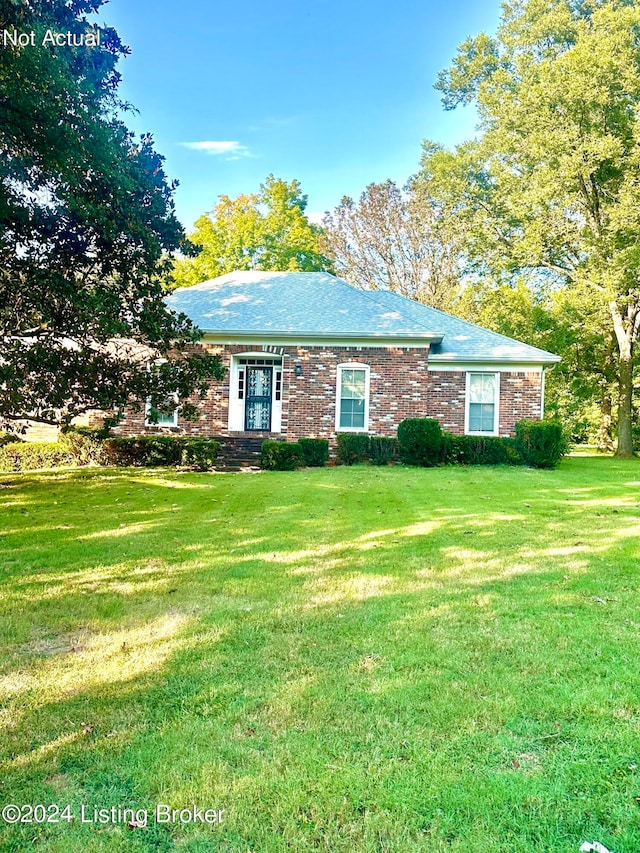 single story home with a front lawn