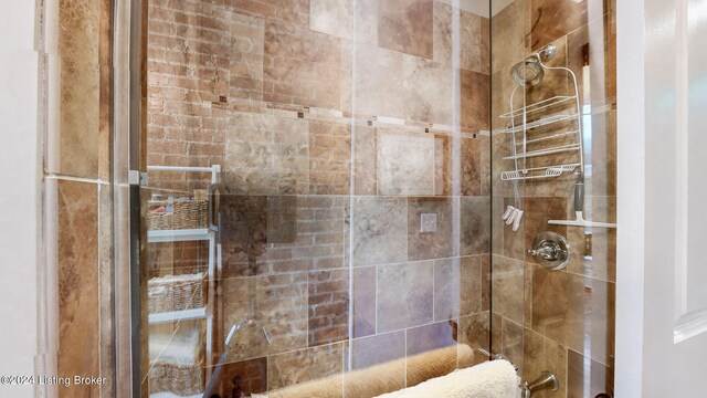 bathroom featuring a tile shower