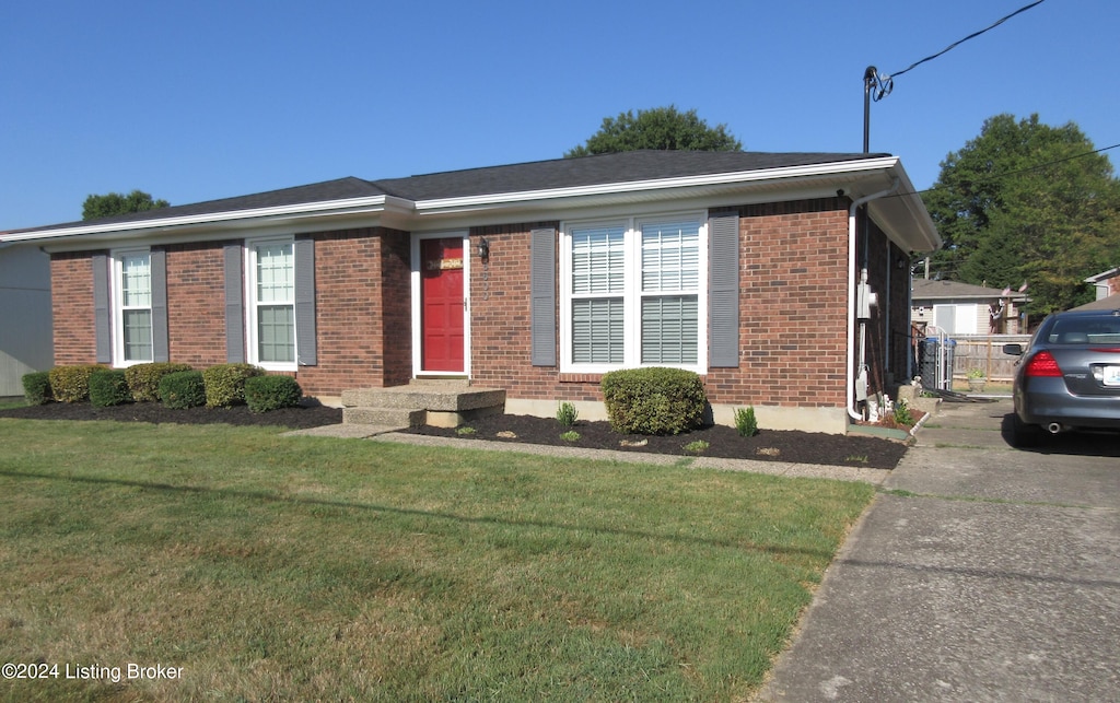 view of front of home featuring a front yard