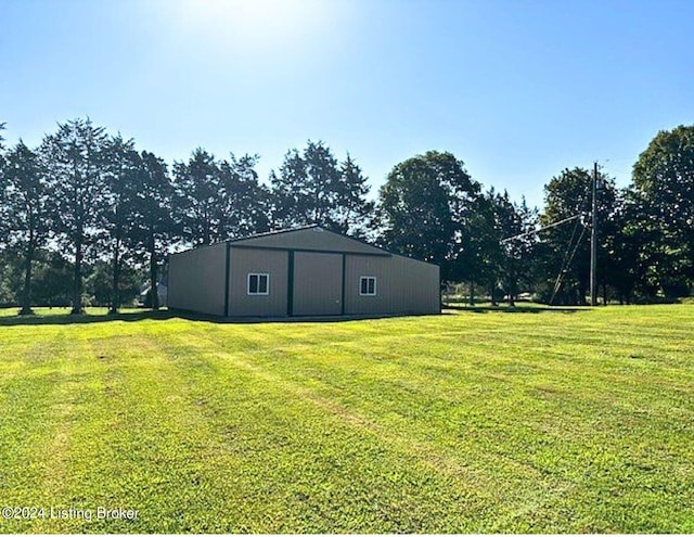 view of yard featuring an outdoor structure